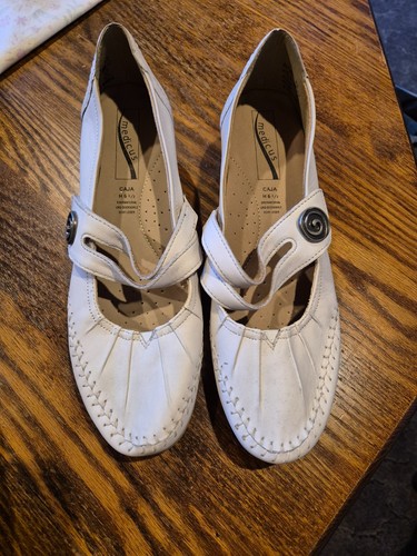 Cremefarbene damenschuhe der - cremefarbene,