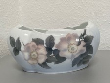 Schale mit Heckenrosen von