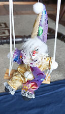 Clown Figur auf Schaukel