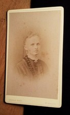 Frau / ca. 1870er Jahre - Rückseite Plattenkamera CDV Conrad Baer St. Gallen