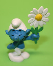 Schlumpf  Figur Schlumpf mit Blume