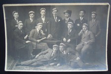 FOTO STUDENTEN MIT SCHLÄGER UND MÜTZE MIT FEDER / BIER ZIPFEL