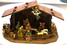 Alte Weihnachtskrippe aus Holz mit Kunststofffiguren meist Made in Italy