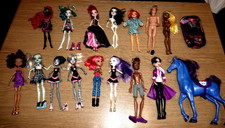 14 Monster High Puppen, 1 Ken (Barbie), 1 blaues Monster High Pferd und 1 kleine