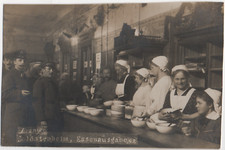 BREMEN Soldatenheim Essenausgabe hungrige Soldaten vor Theke Küchenpersonal 1918