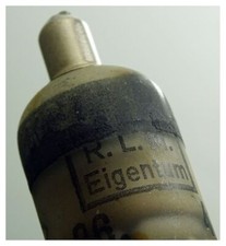 RV12P2000 Pentode. Eine historische Radioröhre von Telefunken. Militärröhre. ID2