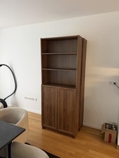 Bücherregal mit Schrank