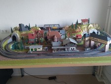 Märklin Modelleisenbahn Komplettanlage H0 beleuchtet mit  2 Zügen und Gebäuden