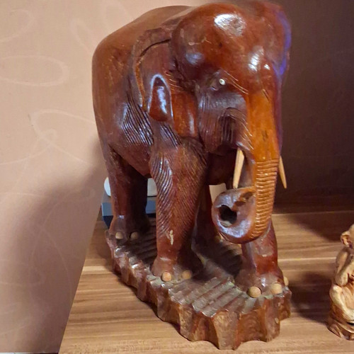Handgeschnitzte holzfigur - handgeschnitzte,