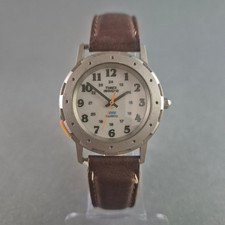 Klassische Timex Indiglo Herrenarmbanduhr – Funktionalität und Retro-Charme