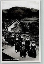 12080985 - Trachtenzug mit Schappel Foto AK Trachten Schwarzwald