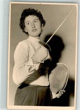 39896710 - Frau mit Degen und Fechtmaske Fechten 1950 bis 1960