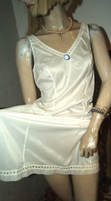 Graziles Nylon Unterkleid
