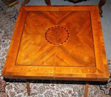 Spieltisch, Beistelltisch