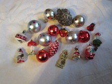 Konvolut Christbaumkugeln mit Weihnachtsmänner und Pilzen