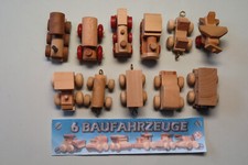 Konvolut, 11 Holzfahrzeuge + 1