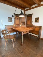 Alpenländische Essecke mit Eckschrank und Tisch und Stuhl - Alt