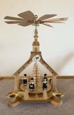 Erzgebirge - Fa. Glässer Seiffen  Pyramide Kirche mit Kurrende neu und ovp