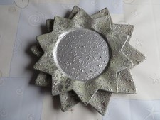 Zwei weihnachtlicher  Deko Teller in Sternform , silberfarbig mit Tropfen