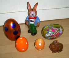 alte Osterdeko Hase Gummihase Eier Blecheier Kerze Osterei Ostern