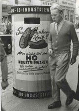 DDR Brandenburg 1957 Foto Wandelnde Anschlagsäulen HO Industriewaren