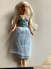 Mattel: 1966 Barbie Puppe mit Abendkleid und blonden Haaren