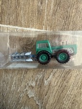 Grüner Miniatur-Traktor mit