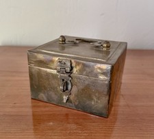 Kleine alte Schatztruhe Schatulle aus Messing mit Riegel und Griff * 10x10x6,5cm