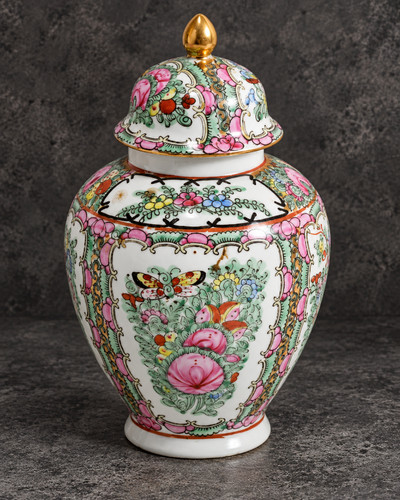Porzellan deckelvase famille - |,