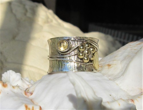 Ring extravagant gelber - Ω,