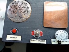 Radionic Maschine. Handgefertigte Gedankentrainingsbox, edles Holz handbemalt.