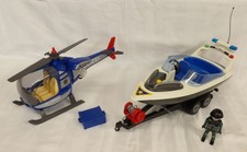 Polizei : Hubschrauber und Boot mit Trailer
