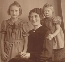 103/113 AK ALTE ZEITEN FRAU MIT KINDER KLEIDUNG FRISUREN - UDO STANGE HAMBURG