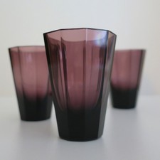 MOSER: 3 facettierte Art-Déco Gläser in mystischem rauch-violett. 9,7 cm hoch.