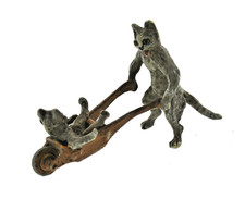 Wiener Bronze Katzen mit Schubkarre,  80mm, handbemalte Miniatur-Skulptur, ~1900
