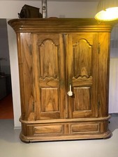 IMPOSANTER BAROCK  DIELENSCHRANK   -   NUSSBAUM  -  ca. 1830