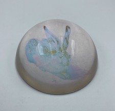 Kunstvoller Briefbeschwerer