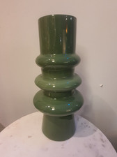 Moderne grüne metallvase mit