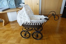 Nostalgiepuppenwagen zur Dekoration