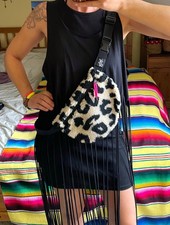 Hipbag Midi Leo Plüsch Tasche Handmade Crossbody Bag Y2K Schwarz Neon Pink