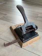 SOENNECKEN Locher groß schwer 245-8cm, Gusseisen, Holzsockel, 1950er/60er Jahre