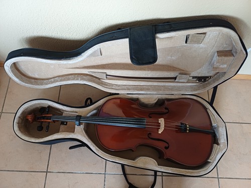 Cello mit bogen und - cello,