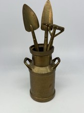 Milchkanne mit Gartenwerkzeug Harke Schaufel Spaten massiv Messing vintage Deko