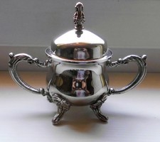 alte Metalldose mit Deckel auf