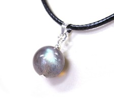 Anhänger/ Halskette aus dem Edelstein Labradorit Kugelform Ø12 mm mit Lederkette