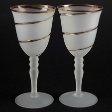 ? 2 Weingläser 18,4 cm Glas weiß gefrostet Gold Spirale Goldrand Second Hand ?