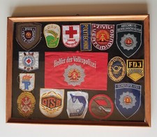 DDR Konvolut Stoff Abzeichen Aufnäher gerahmt DRK Bergrettung FDJ Volkspolizei..