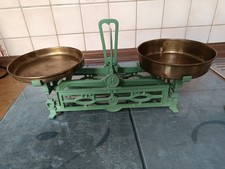 Alte Waage mit Gewichten
