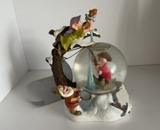 Disneyland Schneewittchen und die 7 Zwerge Eisfischen Schneekugel 