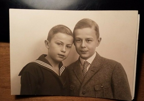Kleine jungen halten die - halten,